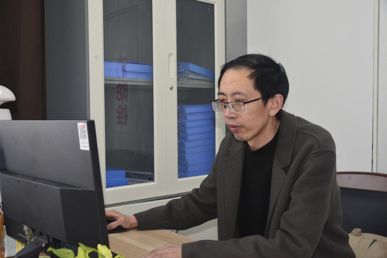 謹(jǐn)嚴(yán)細(xì)實 盡職盡責(zé)——灌東鹽場劉洪建.jpg