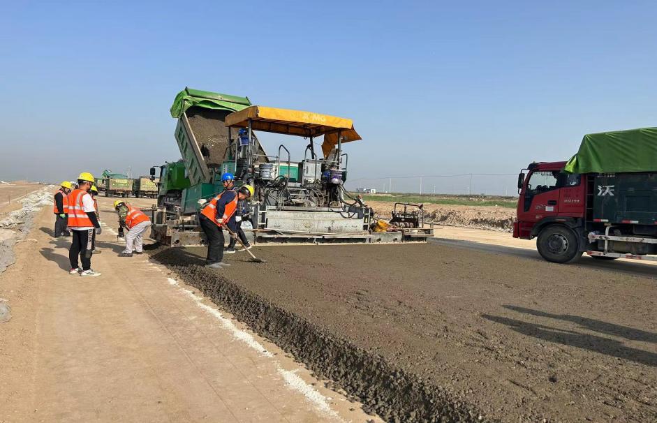 新進展！濱響大道水穩(wěn)層開始鋪設(shè)2.jpg