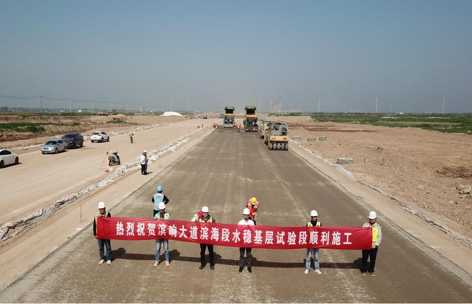 新進展！濱響大道水穩(wěn)層開始鋪設(shè)1.jpg