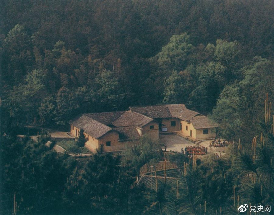 毛澤東故居——湖南省湘潭縣韶山?jīng)_上屋場(chǎng)。1893年12月26日，毛澤東在這里誕生。