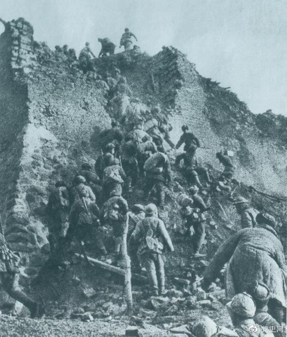 1948年12月，人民解放軍向新保安守?cái)嘲l(fā)起攻擊。這是解放軍戰(zhàn)士登上新保安城頭。 